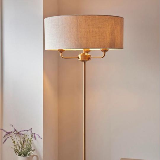 klasicky elegancny mediteransky mestiansky stojaci lampa svetly trojzarovkovy lampa na citanie zlaty mosadz okruhly tienidlo country vintage obyvacka osvetlenie.jpg